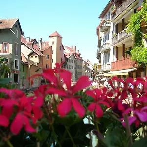 https://944-route-de-st-germain.hotels-rhonealpes.com